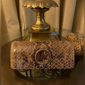Michael Kors Wallet, please check all pictures for condition